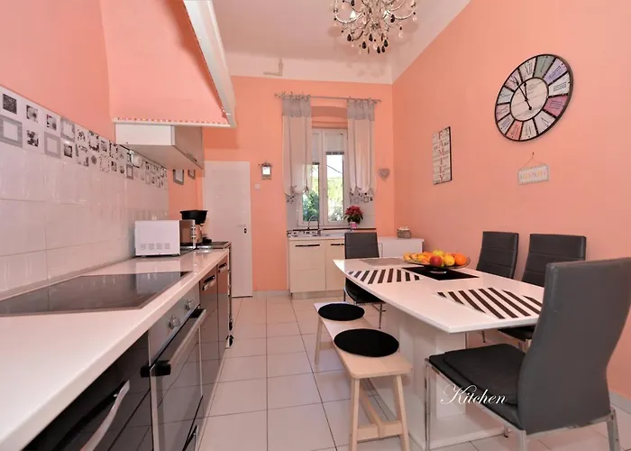 Nikki Kolovare Apartment *